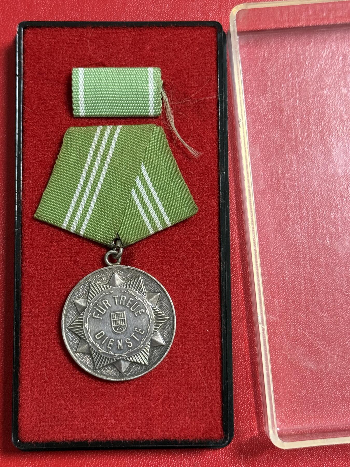 韵星假日军品类拍卖第50期 民主德国早期银级内务部武装力量忠诚服务奖章带原盒略