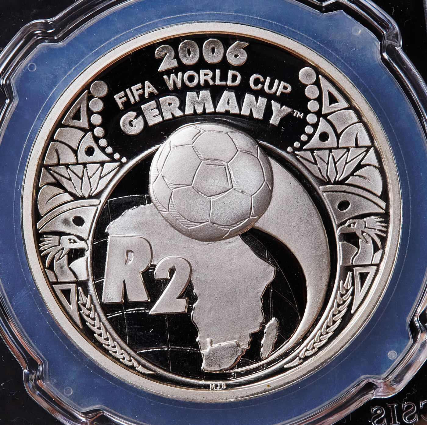 【俄甄集藏】2026年(050)04-01星期三 晚 19:30 全场包邮 南非2005年纪念06年德国世界杯足球赛2兰特精制大银币，信泰 PF70UC，重33.626克，925银，发行量14337枚，标签错误