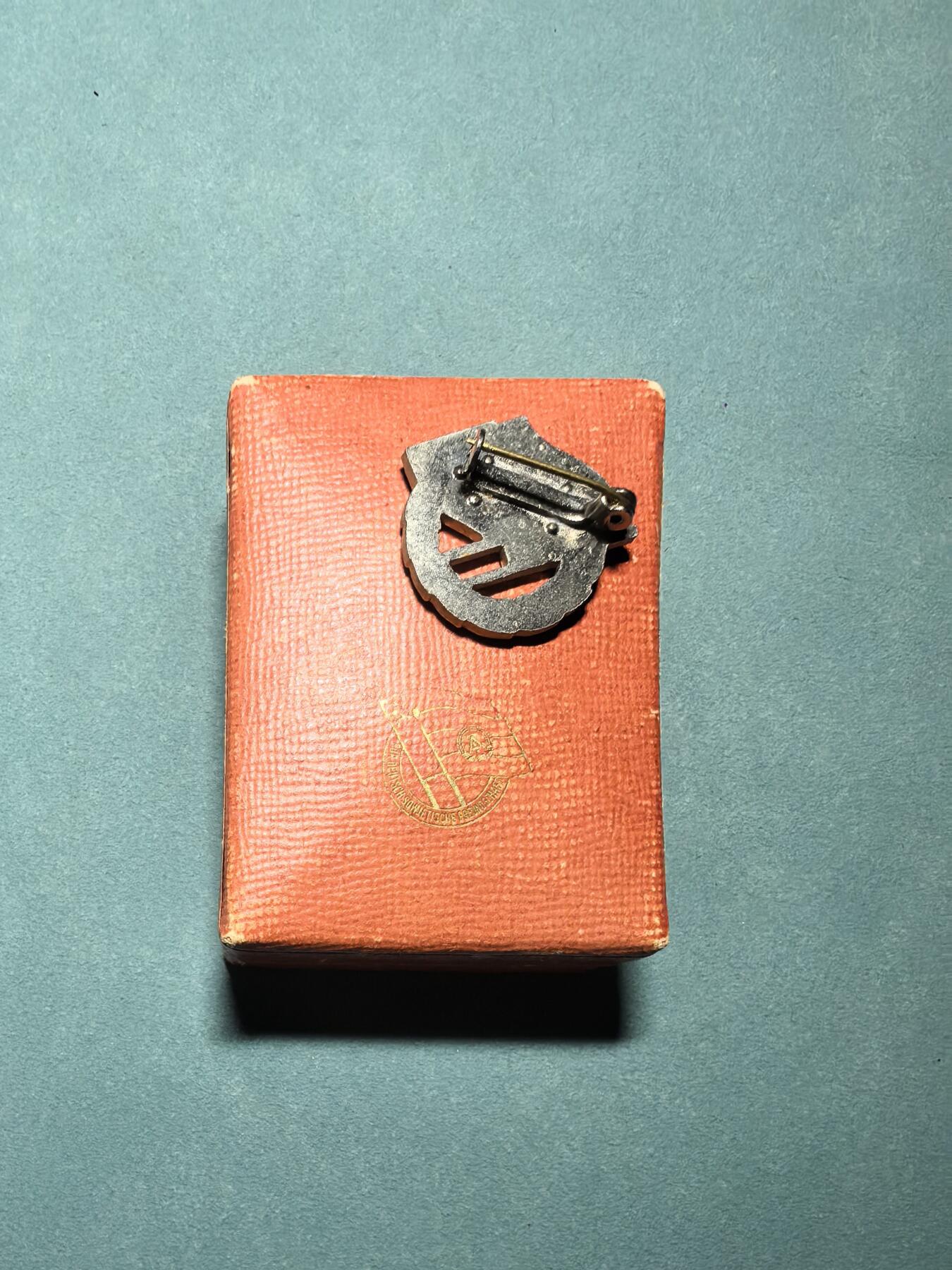 盛世勋华——号角文化勋章邮票专场拍卖第311期 东德银级苏德友好证章 原盒带迷你章