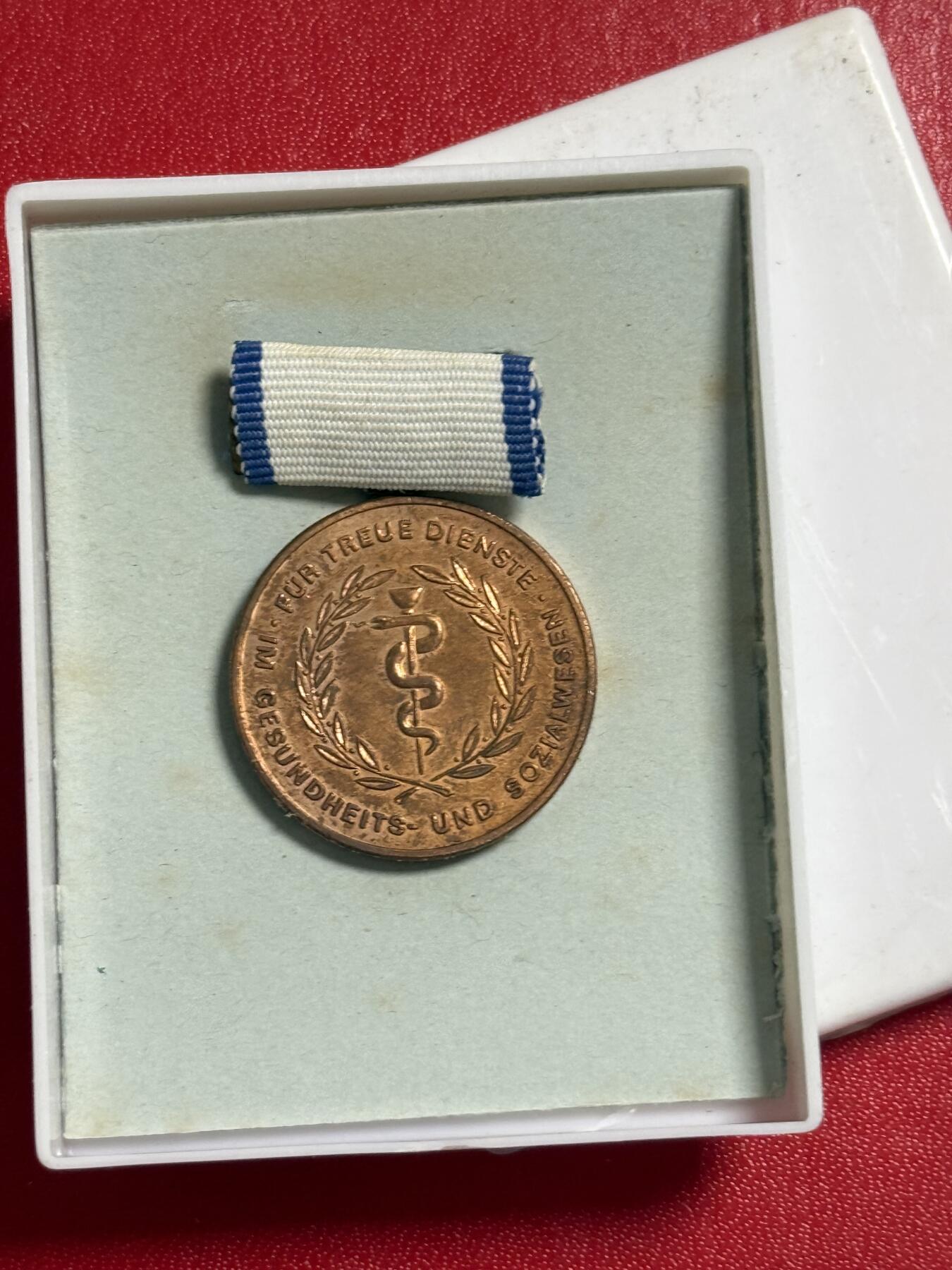 韵星假日军品类拍卖第50期 民主德国铜级卫生与公共医疗忠诚服务奖章带原盒