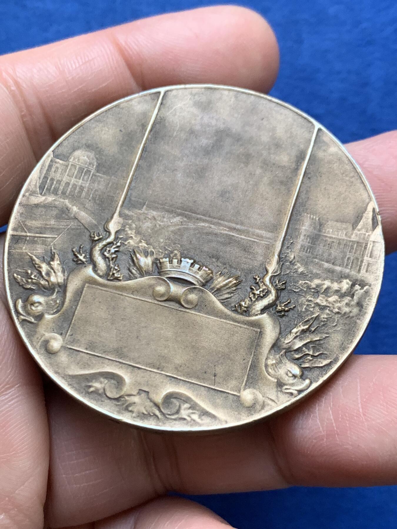 《竞宝斋》第475场 周日，周一 2场连拍 （全场包邮）欢迎送拍 法国勒阿弗尔拉弗洛特协会纪念铜章 53克 50.2mm 三角铜标 带盒