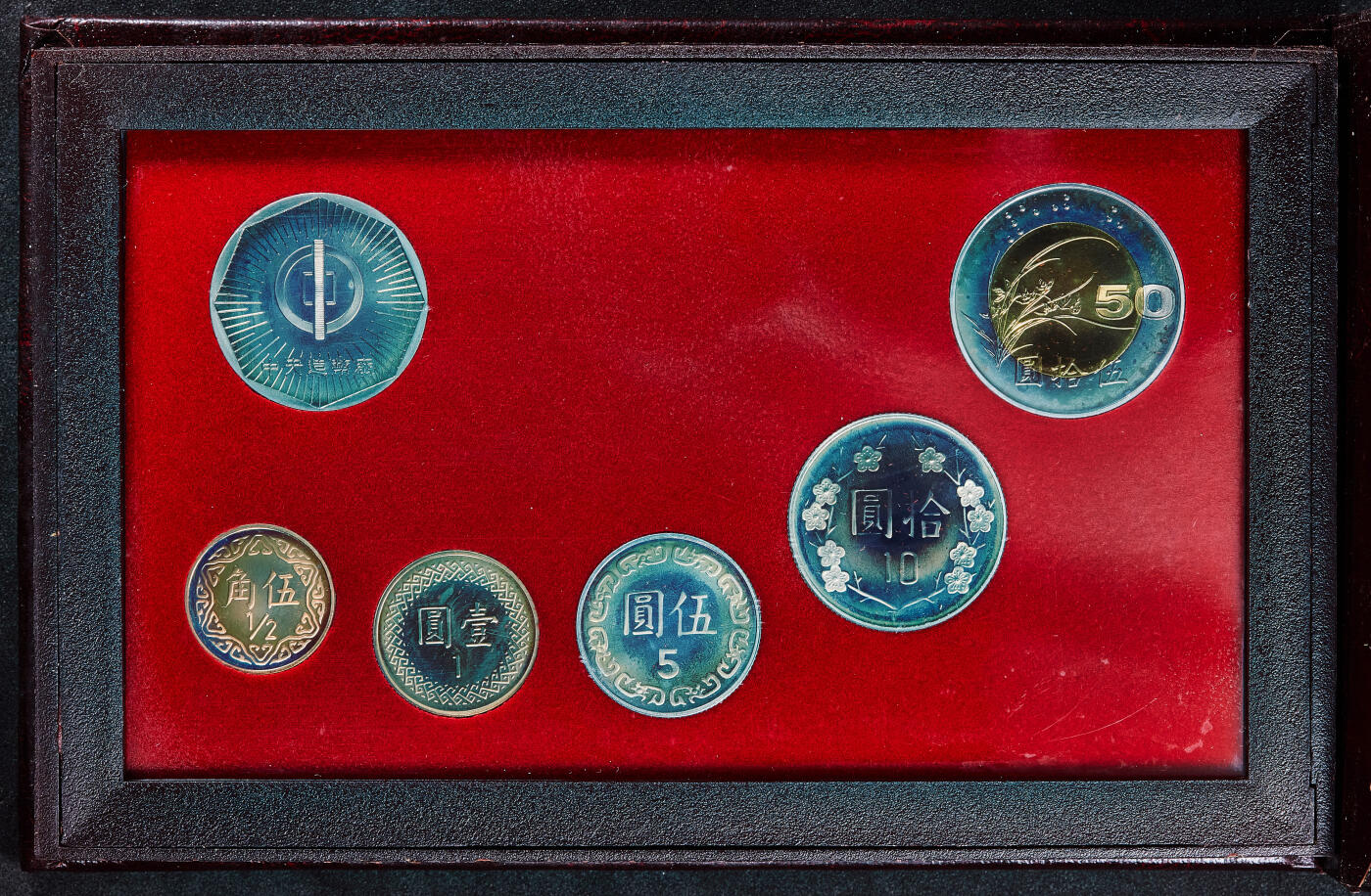 【俄甄集藏】2026年(050)04-01星期三 晚 19:30 全场包邮 中国台湾1996年精制版5角-50元硬币6枚套，原盒证，含一枚丙子鼠年纪念章