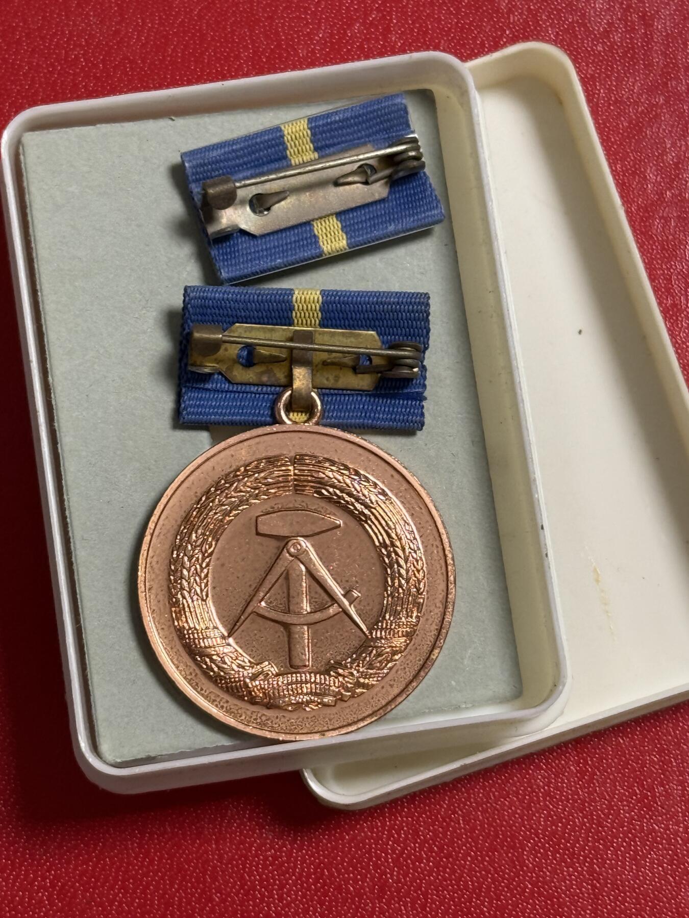 韵星假日军品类拍卖第50期 民主德国铜级邮政部忠诚服务奖章带原盒略