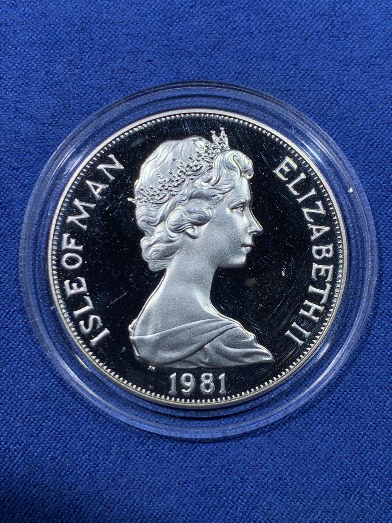 《竞宝斋》第475场 周日，周一 2场连拍 （全场包邮）欢迎送拍 英国马恩岛1981年戴安娜王妃和查尔斯王子大婚1克朗纪念银币，28.7克，精制925银，发行量仅15000枚，带原盒和纸证