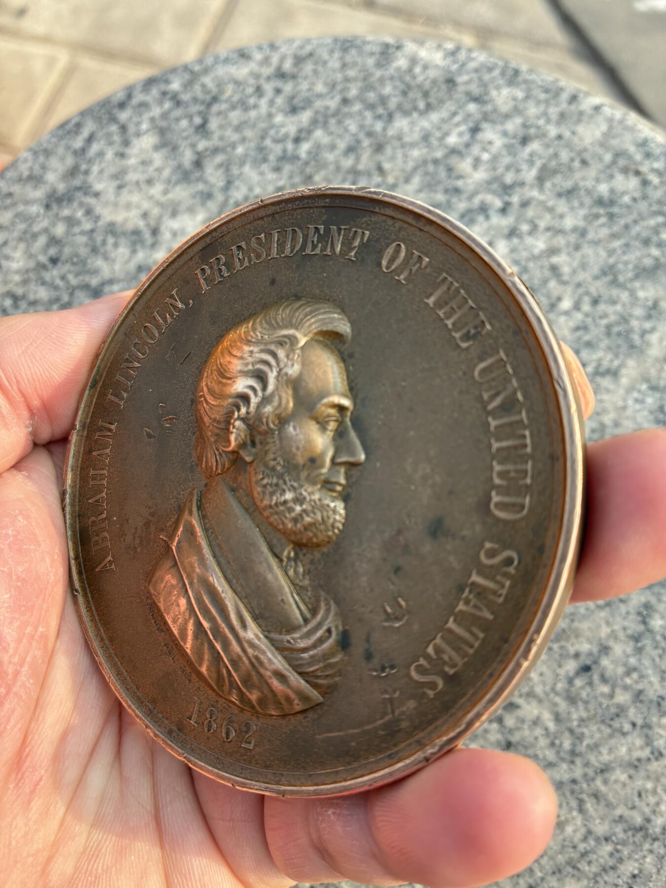 林肯印第安和平纪念铜章，美国历史题材，铜质，直径约7.2cm。正面林肯总统半身像，周围英文，下方1862年，背面原住民和平场景，细节丰富，雕刻清晰。