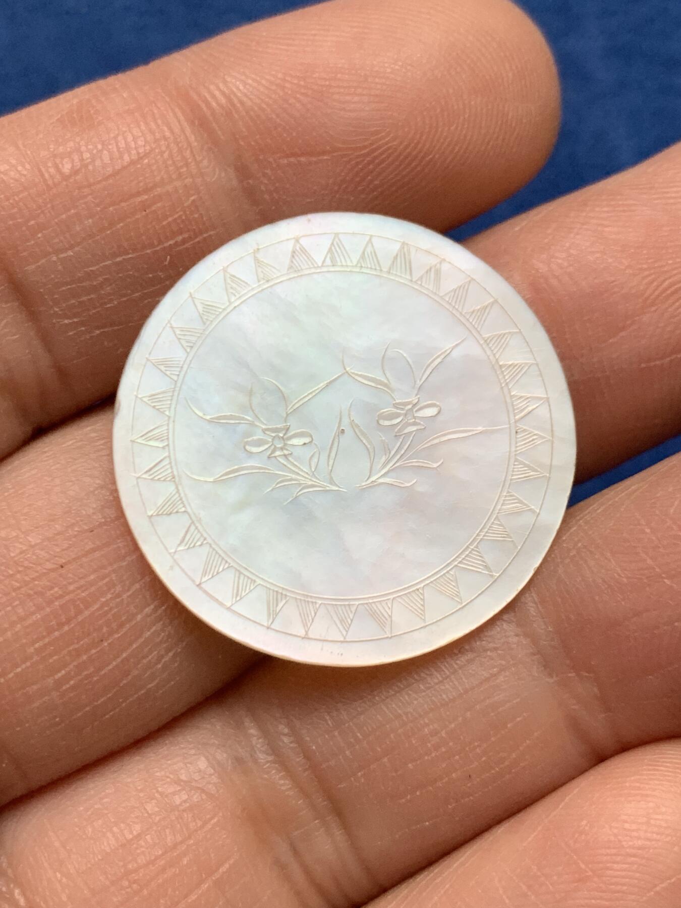 《竞宝斋》第475场 周日，周一 2场连拍 （全场包邮）欢迎送拍 英国一线回流清螺钿贝母筹码2枚1对，椭圆形，珠光水润，精雕，花卉满工。