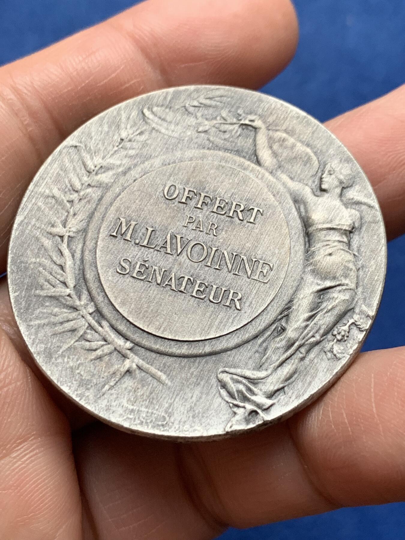 《竞宝斋》第475场 周日，周一 2场连拍 （全场包邮）欢迎送拍 法国雄鸡头盔玛丽安娜镀银铜章 39.3克 44.5mm 三角铜标 带盒（盒子盖不紧）