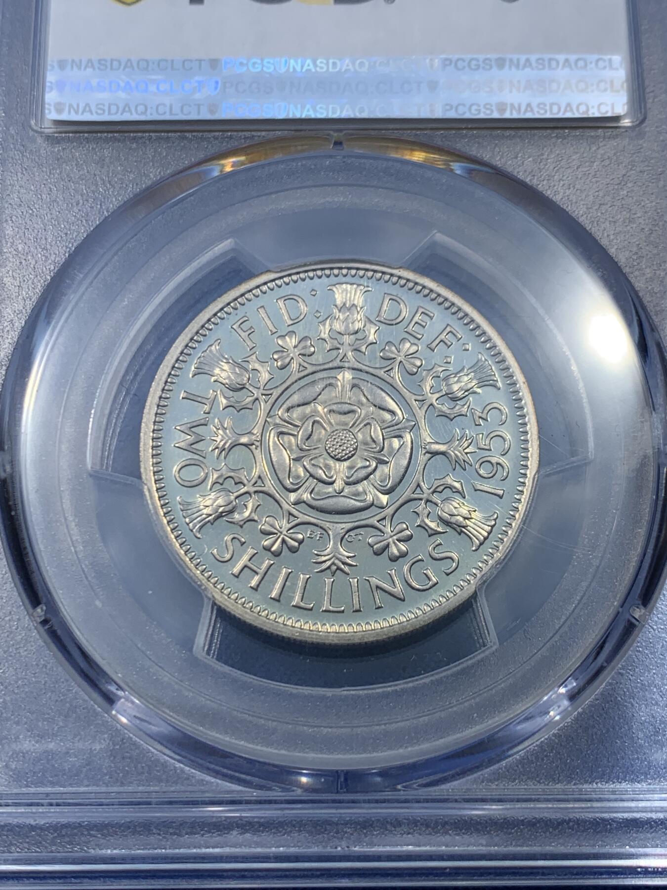 《竞宝斋》第475场 周日，周一 2场连拍 （全场包邮）欢迎送拍 PCGS PR65CAM 1953年英国女王登基精铸1福林，年轻伊伊，精制镜面好状态。价格最亲民的英王登基精铸币之一，未来潜力股。盒背面小磕