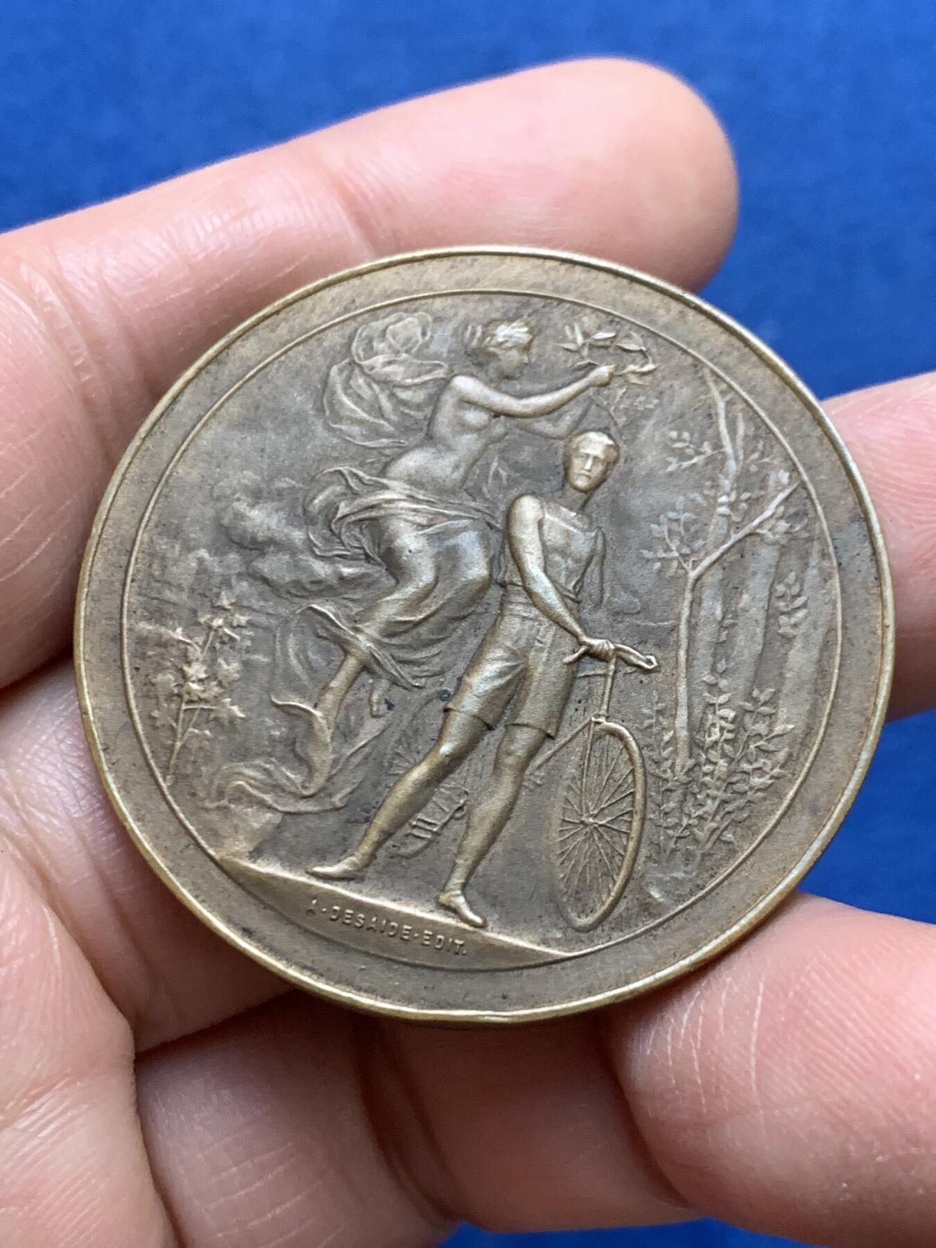 《竞宝斋》第475场 周日，周一 2场连拍 （全场包邮）欢迎送拍 法国圣阿德雷斯旅游促进协会纪念铜章 32.8克 41.3mm 三角铜标 带盒