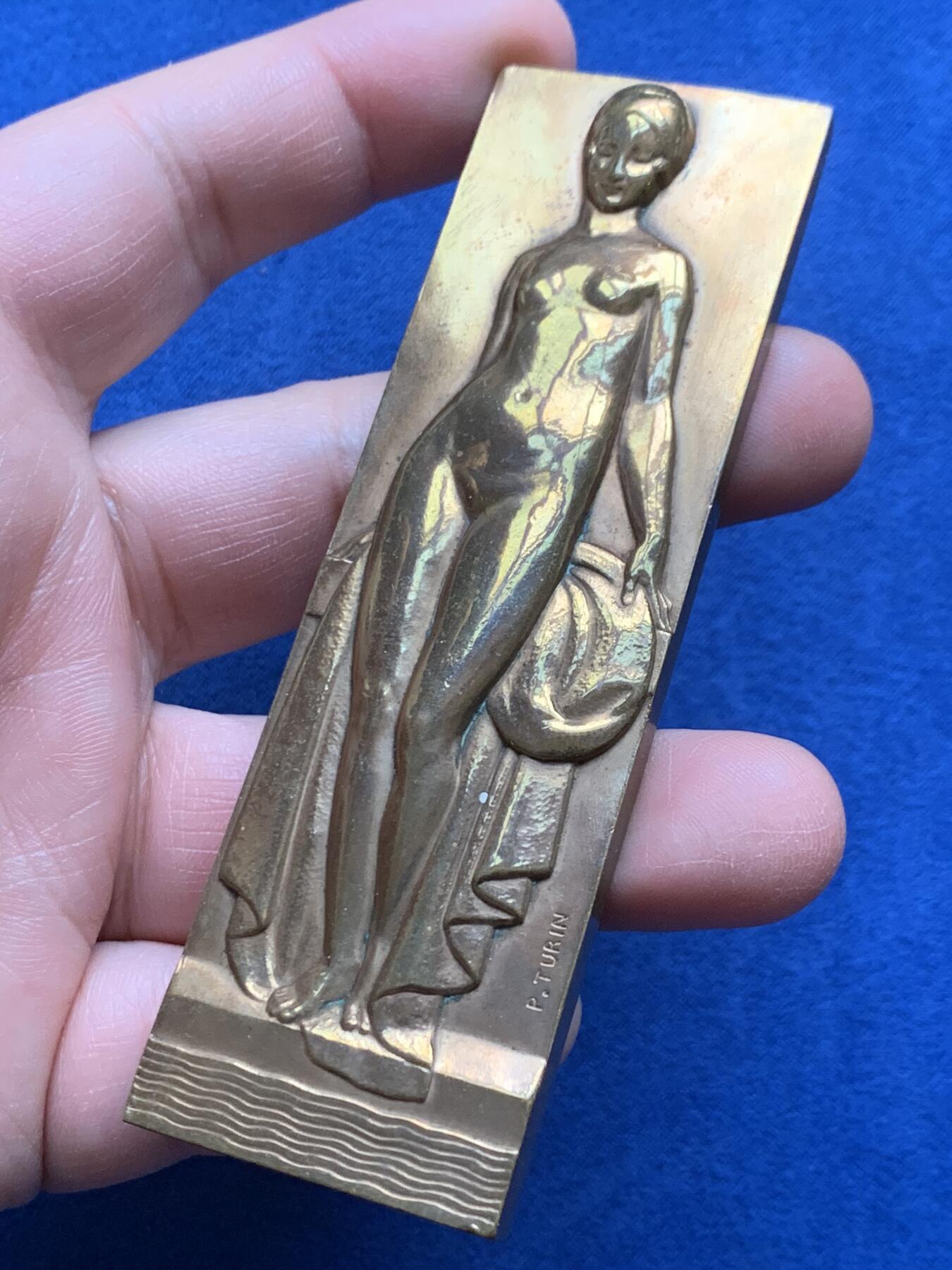 《竞宝斋》第475场 周日，周一 2场连拍 （全场包邮）欢迎送拍 法国《浴女》高浮雕异形铜章，TURIN大师名作，美人沐浴，身段婀娜美好。20世纪初新艺术运动的代表性作品，原铸丰饶角铜标。闲鱼上裸章价要2500元以上，且多为70年代后铸。139.5克，100.6*31.3mm，丰饶角铜标。