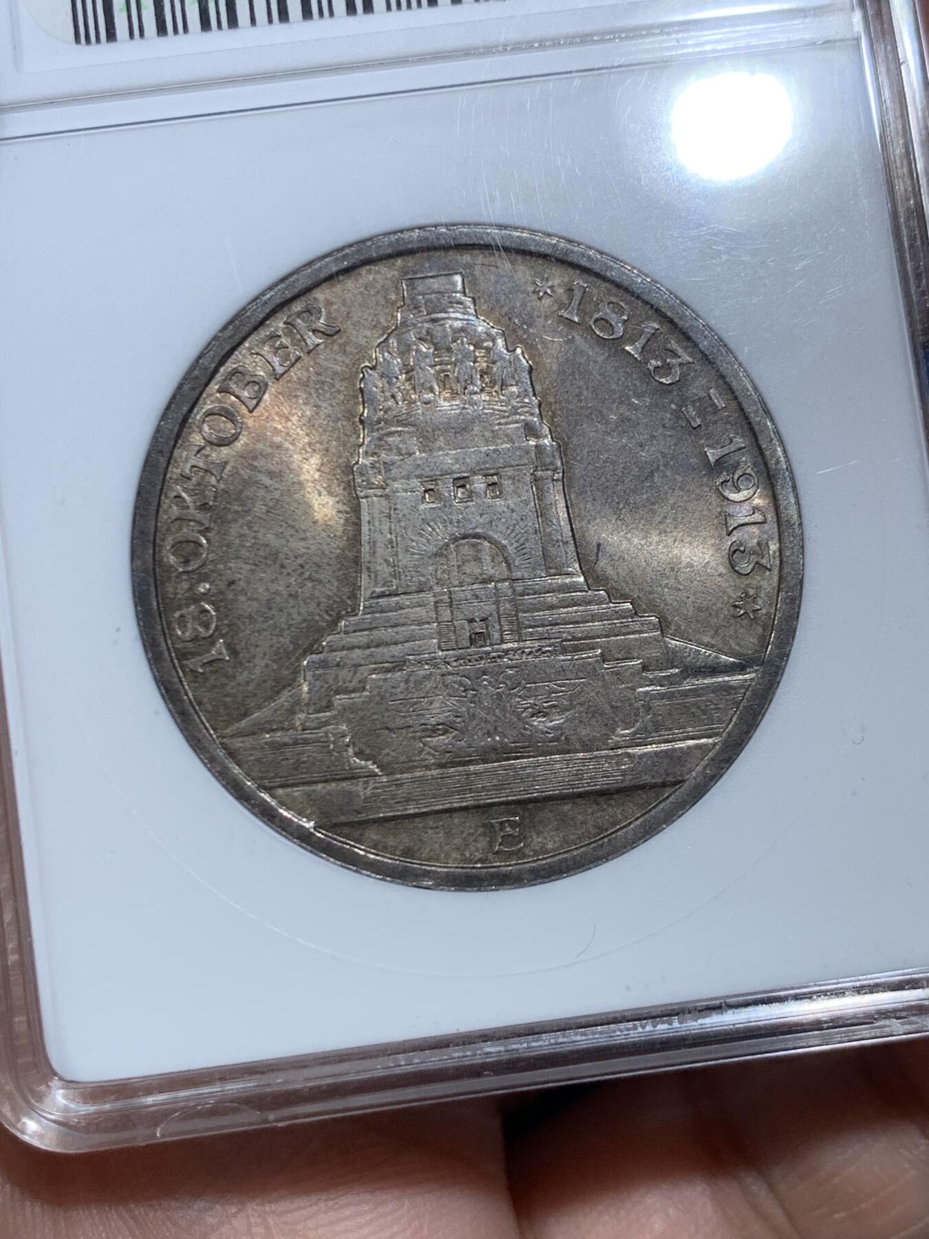 《竞宝斋》第475场 周日，周一 2场连拍 （全场包邮）欢迎送拍 ANACS MS65 德国 1913年 建功碑 3马克 银币 双面五彩包浆 小白盒的德系币相对较少 高分+好状态+绝版盒 收藏佳品