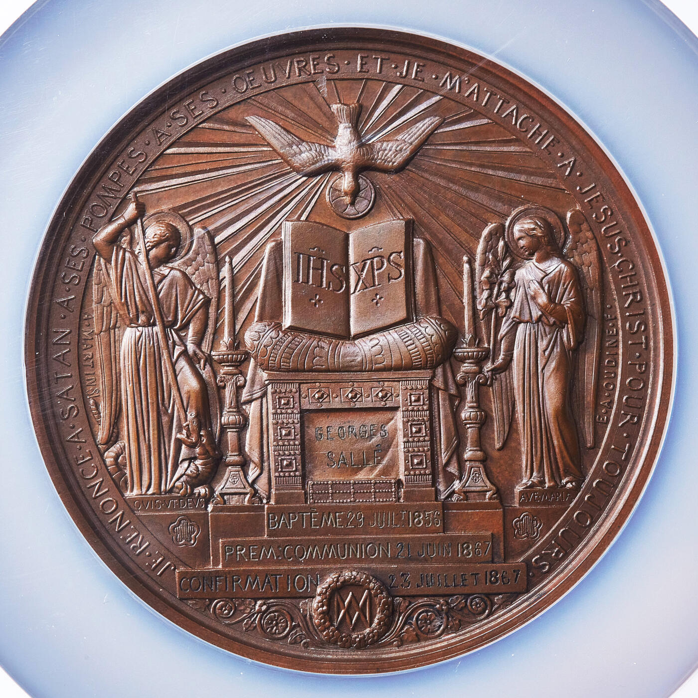 【俄甄集藏】2026年(050)04-01星期三 晚 19:30 全场包邮 法国1867年新古典主义天主教洗礼大铜章，NGC MS65，高浮雕，巧克力包浆，设计华丽，顶级品相，展现天主教洗礼的三大圣事，受洗、初领圣体、坚振圣事，蜜蜂铭，直径：69mm