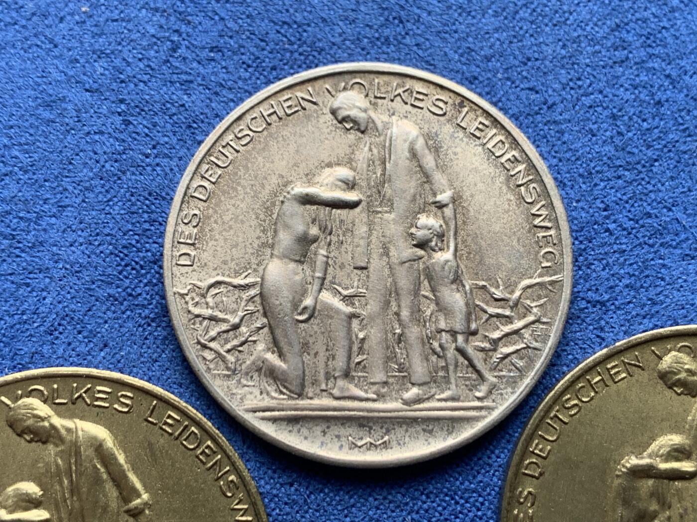 《竞宝斋》第475场 周日，周一 2场连拍 （全场包邮）欢迎送拍 1923年魏玛共和国一月内通货物价记录纪念章一套3枚，材质为2铜1镍，其中镍材质的非常少见！正面：德国家庭三口悲伤场景。背面铭文：1923年11月1日一磅面包：三百万马克1磅鱼:三千六百万马克1升啤酒：四百万马克；1923年11月15日一磅面包：八千万马克1磅鱼:九亿马克1升啤酒：五千二百万马克；1923年12月1日一磅面包：二亿六千万马克1磅鱼:3.2万亿马克