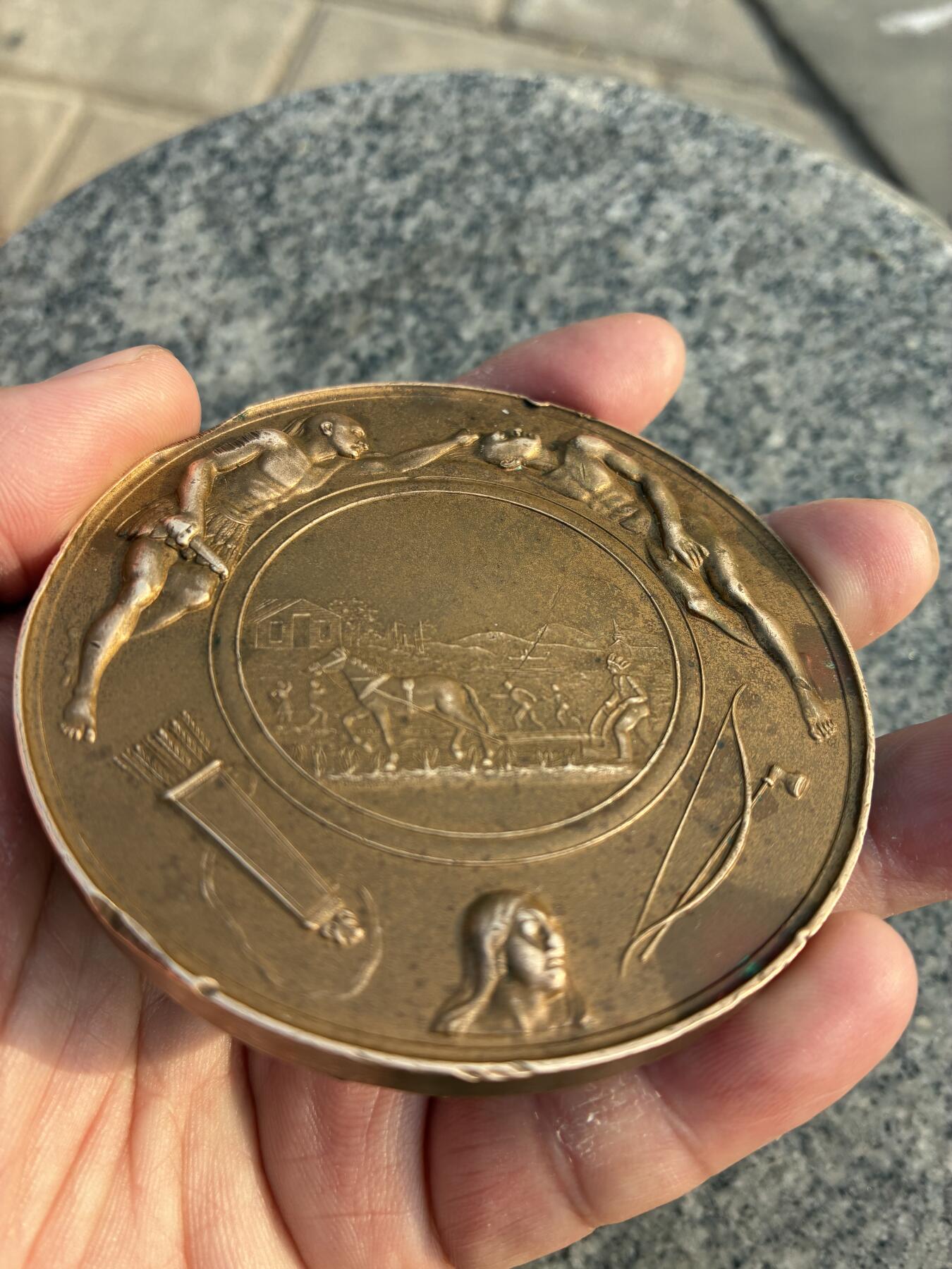 林肯印第安和平纪念铜章，美国历史题材，铜质，直径约7.2cm。正面林肯总统半身像，周围英文，下方1862年，背面原住民和平场景，细节丰富，雕刻清晰。