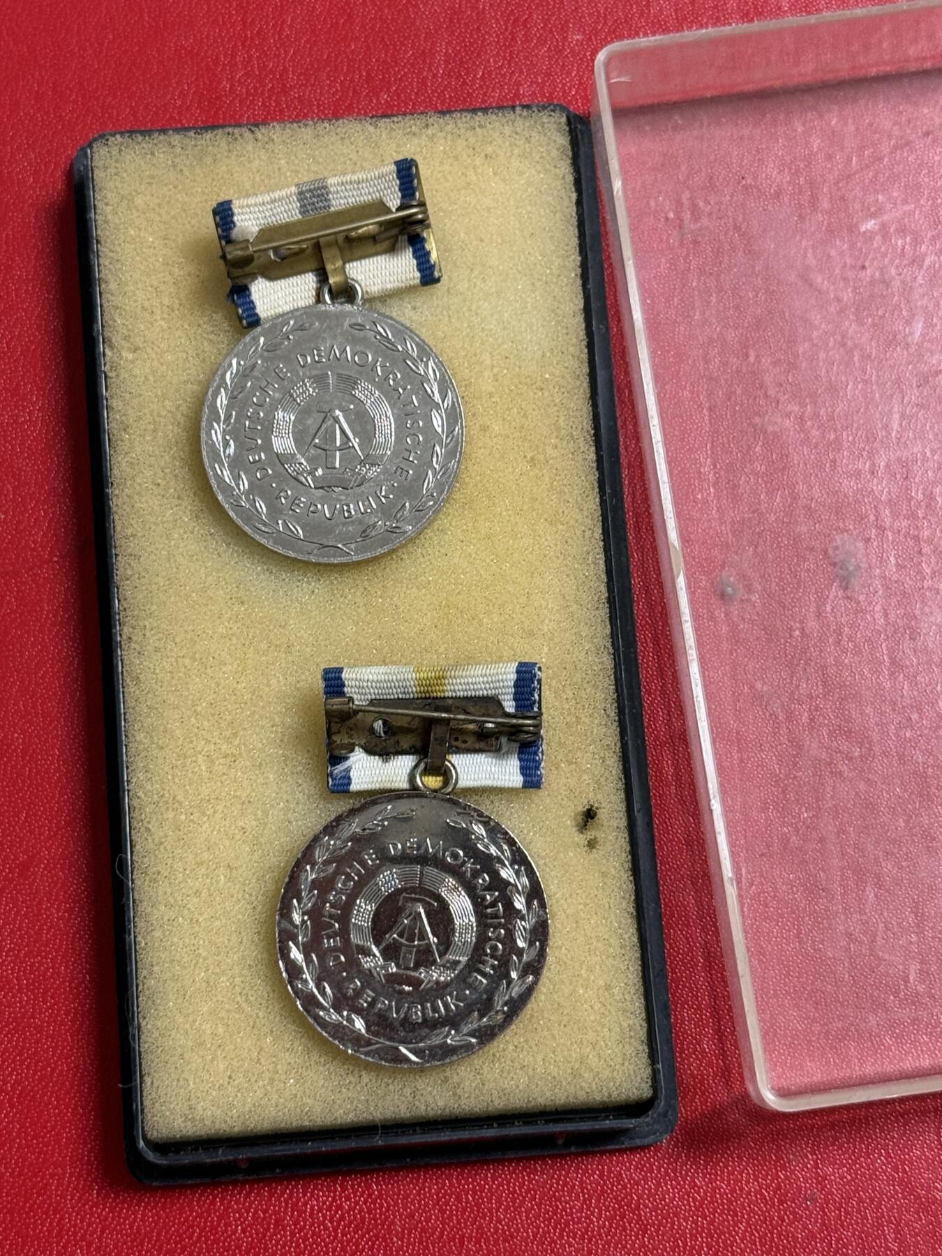 韵星假日军品类拍卖第50期 民主德国卫生与公共医疗忠诚服务奖章金银级一组