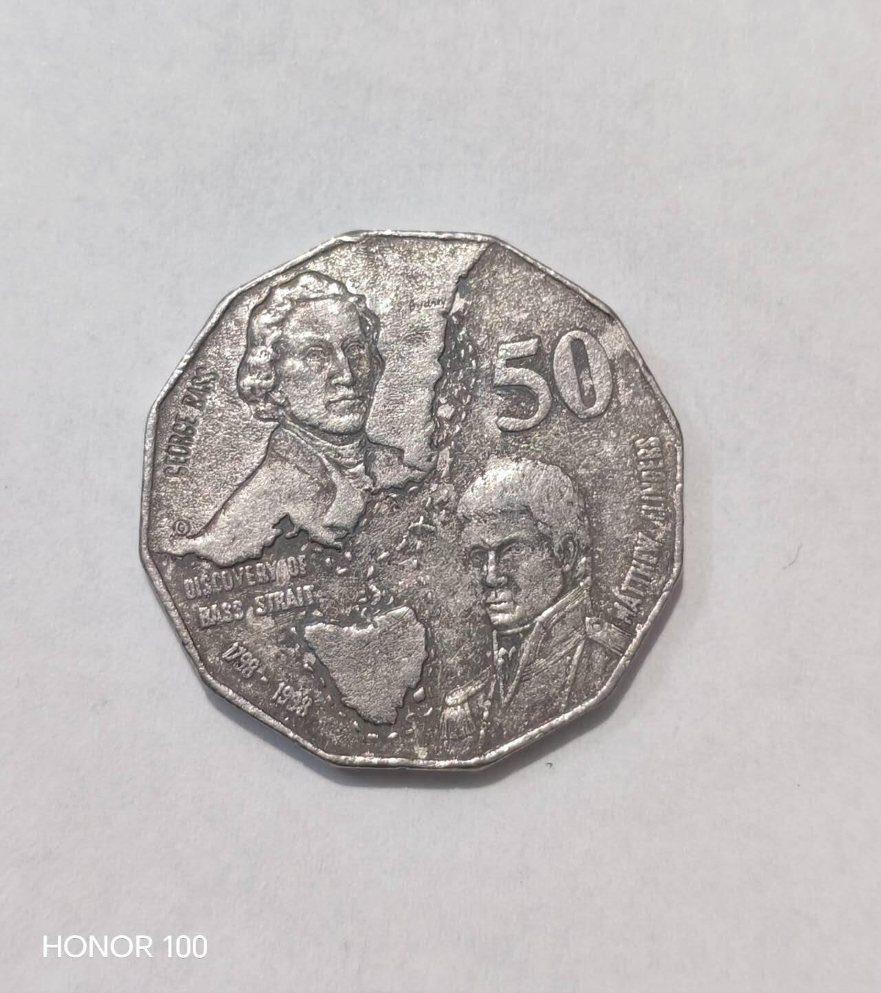 纪念章/纪念币 澳大利亚50分多边形纪念币，为纪念乔治·巴斯（George Bass）与马修·弗林德斯（Matthew Flinders）发现巴斯海峡200周年而发行。- 发行年份：1998年 ​ - 材质：铜镍合金（Cu-Ni） ​ - 形状：澳大利亚特有的12边形，直径约31.5mm，重约15.55g