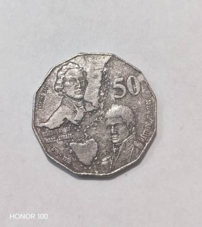 纪念章/纪念币 - 澳大利亚50分多边形纪念币，为纪念乔治·巴斯（George Bass）与马修·弗林德斯（Matthew Flinders）发现巴斯海峡200周年而发行。- 发行年份：1998年 ​ - 材质：铜镍合金（Cu-Ni） ​ - 形状：澳大利亚特有的12边形，直径约31.5mm，重约15.55g