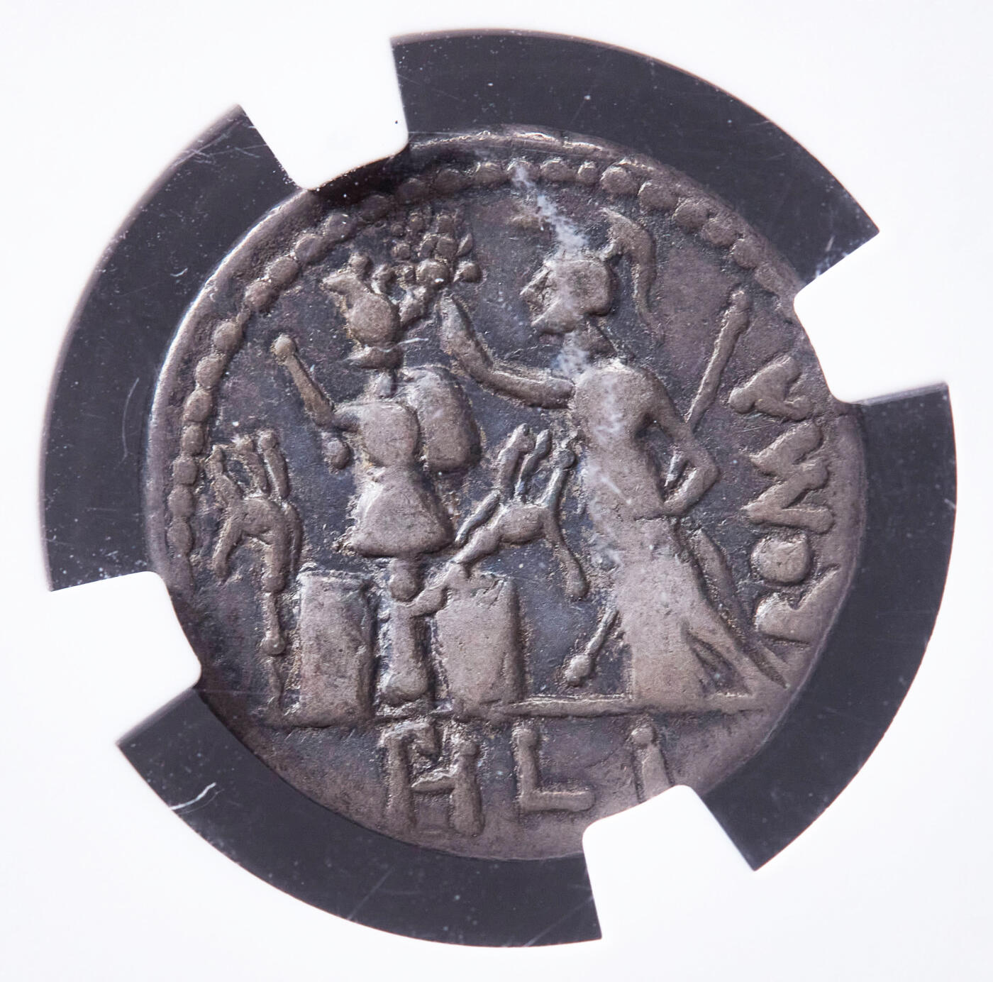 【俄甄集藏】2026年(050)04-01星期三 晚 19:30 全场包邮 古罗马共和国公元前120年1第纳尔双面神雅努斯纪念征服高卢记功银币，NGC VF(Str 4/5, Sur 3/5)，罗马造币厂打制，正面雅鲁斯两面神浓须头像，四周币文为制币官M. Furius L.f. Philus姓名缩写，背面右侧罗马女神站像，女神手持长矛及花环象征胜利的罗马一方，左侧为战胜高卢的战利品-兵器及高卢式长军号象征失败的高卢一方，老包浆难得，盒体边缘有小磕损，见详图