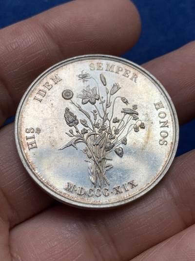 《竞宝斋》第475场 周日，周一 2场连拍 （全场包邮）欢迎送拍 - 法国1819年图卢兹花卉节银质代币，女诗人克莱蒙·伊索尔，17.82g，35.5mm，蜜蜂边铭