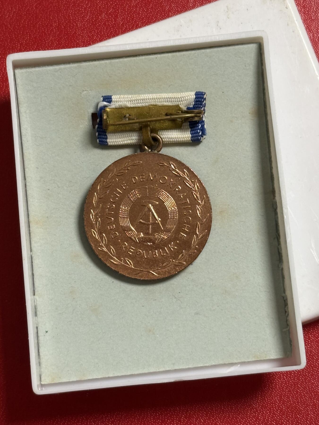 韵星假日军品类拍卖第50期 民主德国铜级卫生与公共医疗忠诚服务奖章带原盒