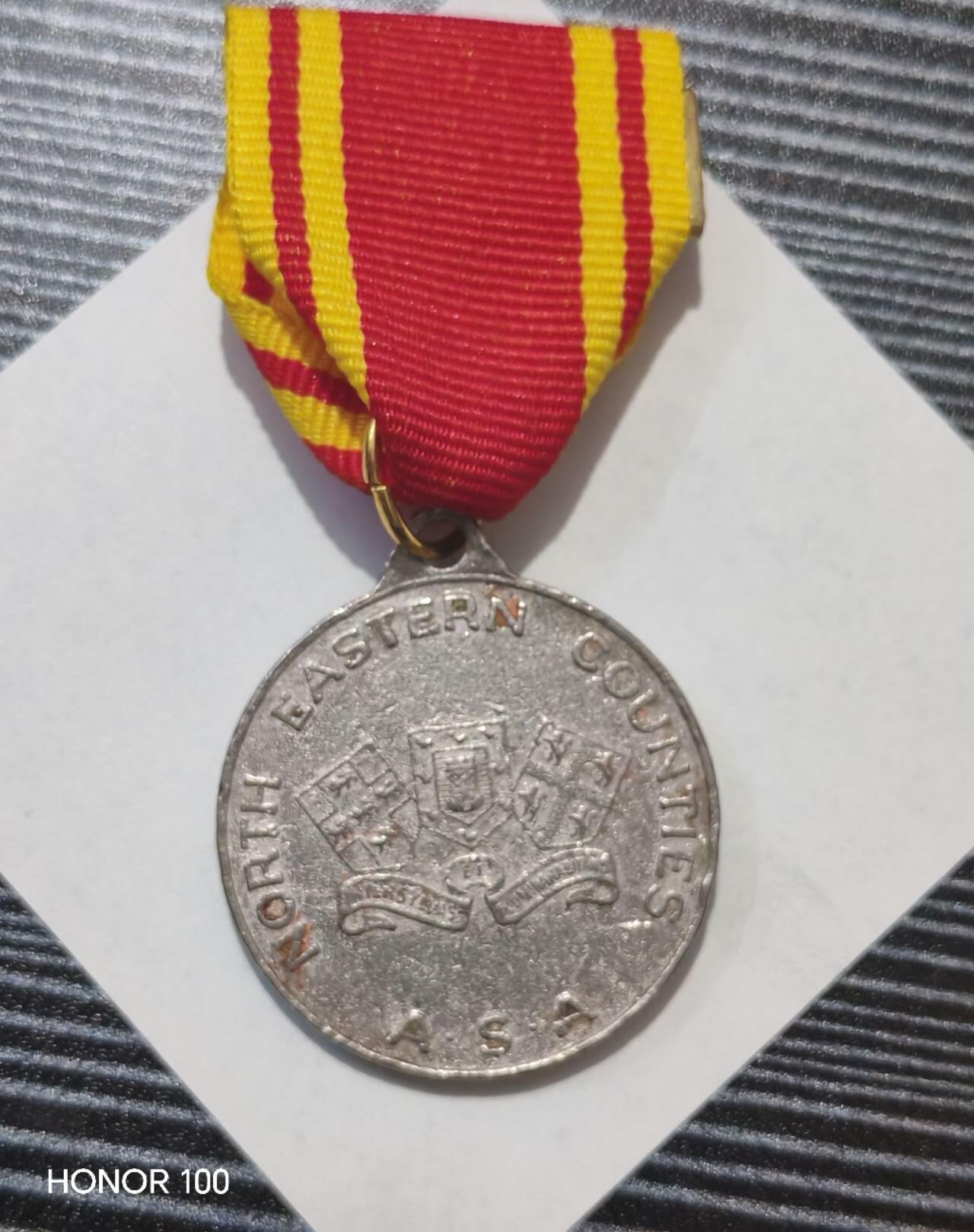 纪念章/纪念币 英格兰东北郡业余体育协会（North Eastern Counties ASA）奖章材质为镀银或镍合金，是典型的20世纪英国体育奖章工艺