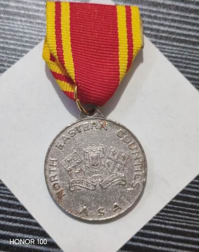 纪念章/纪念币 - 英格兰东北郡业余体育协会（North Eastern Counties ASA）奖章材质为镀银或镍合金，是典型的20世纪英国体育奖章工艺