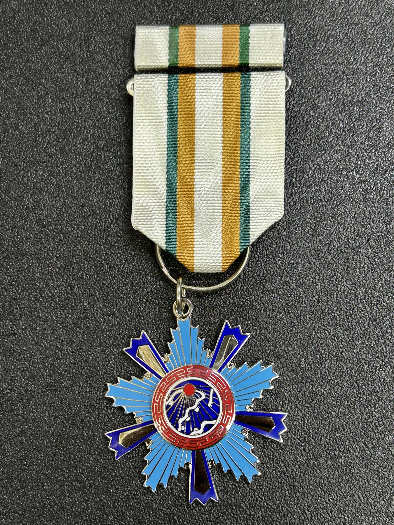 西秦中古拍卖第八十二期  民国甲种二等光华奖章 带勋略 实发带编号 退台后