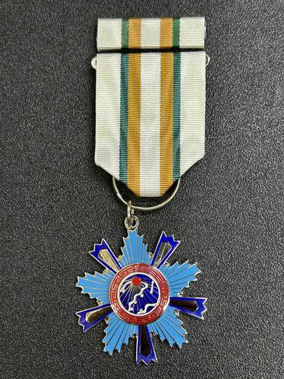 西秦中古拍卖第八十二期  - 民国甲种二等光华奖章 带勋略 实发带编号 退台后