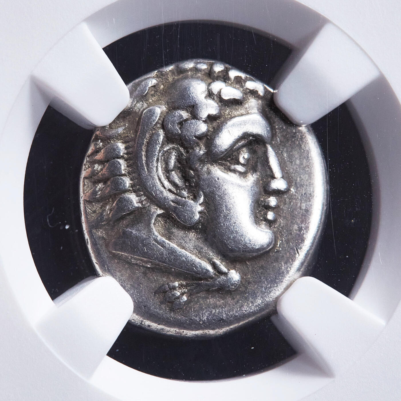 【俄甄集藏】2026年(050)04-01星期三 晚 19:30 全场包邮 古希腊爱奥尼亚地区埃利色雷公元前4世纪中期1德拉克马大力神猫头鹰银币，NGC ChF，正面大力神赫拉克勒斯戴狮皮头像  ，背面大棒、箭袋、猫头鹰及酒杯图案