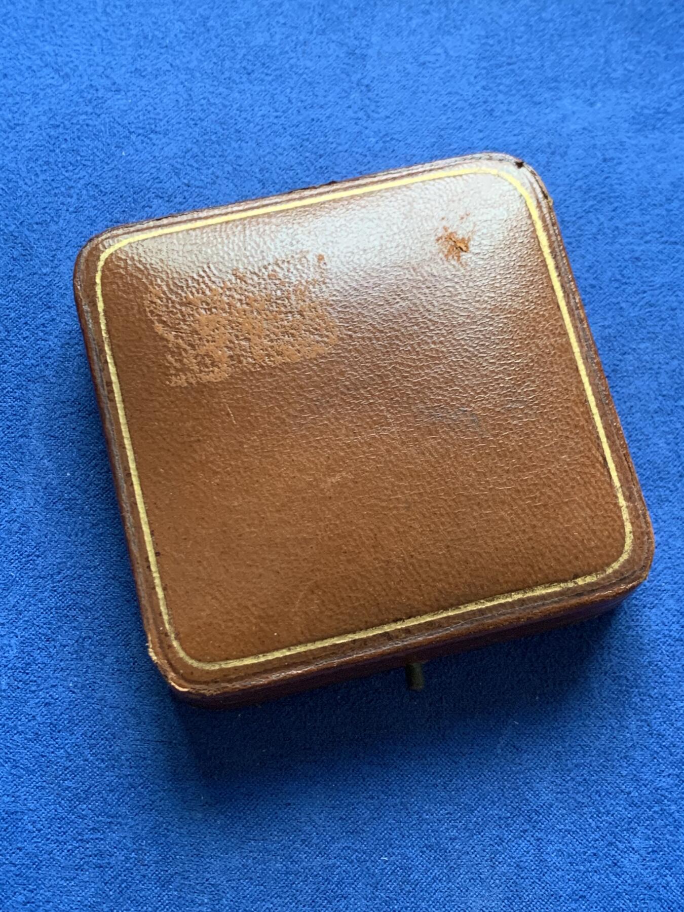 《竞宝斋》第475场 周日，周一 2场连拍 （全场包邮）欢迎送拍 英国20世纪初伦敦理工技术学院圣乔治屠龙铜奖章，上书铭文“主即吾等之力量”，授予建筑绘图比赛的冠军S.T.PUZEY。43.6克，44.7mm。