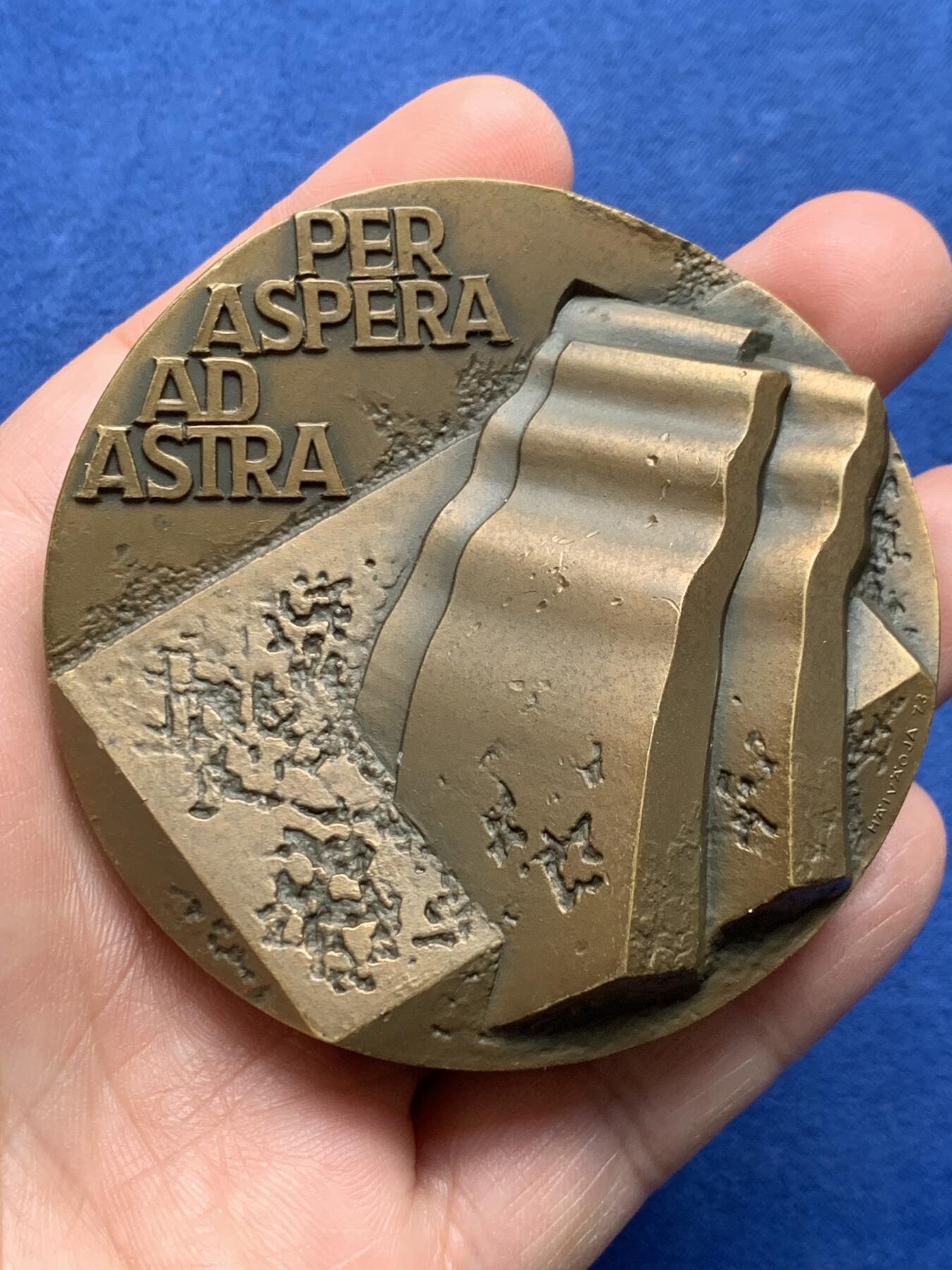 《竞宝斋》第475场 周日，周一 2场连拍 （全场包邮）欢迎送拍 芬兰大铜章 1973年 正面为拉丁语“穿越荆棘抵达星辰” 背面战争伤残者支持与研究基金会 直径69.7mm 重量317.75g
