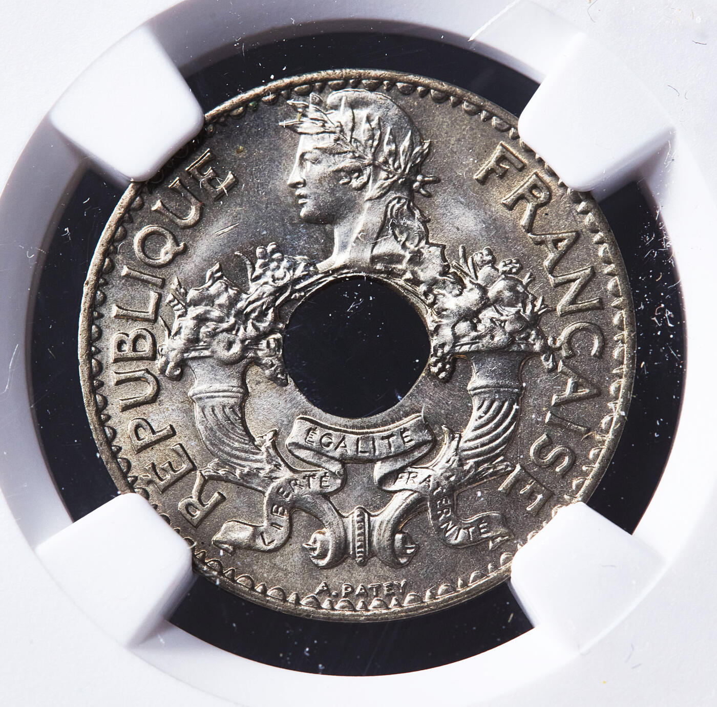 【俄甄集藏】2026年(050)04-01星期三 晚 19:30 全场包邮 法属印度支那1938年中孔5分镍币，NGC MS66，卷拆状态，十字转光，顶级状态