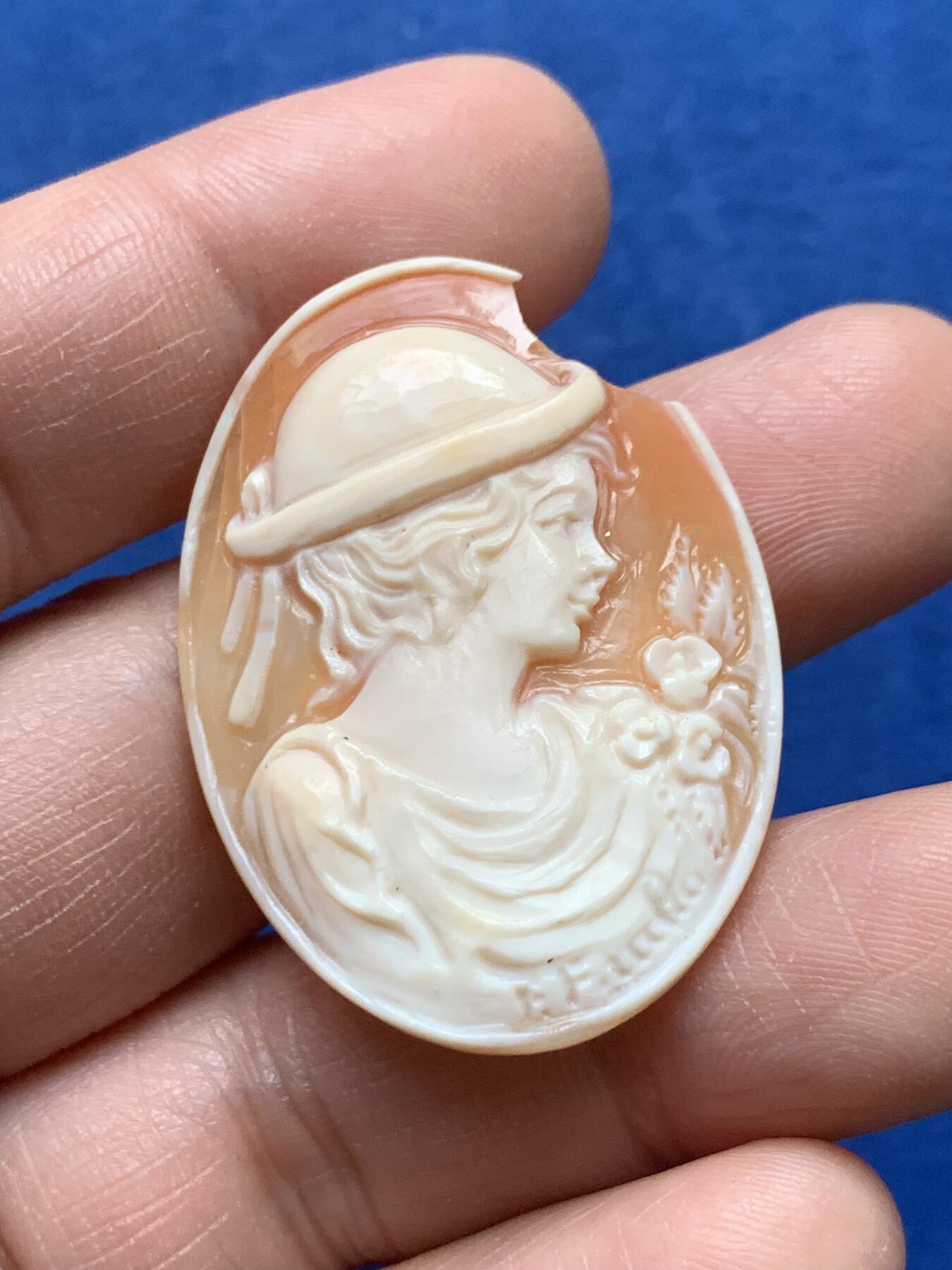 《竞宝斋》第475场 周日，周一 2场连拍 （全场包邮）欢迎送拍 意大利人物肖像卡梅奥贝雕两枚，一个产自波纳佩岛的，34.6*26mm，一个产自那不勒斯，缺一角，40.6*30mm，总重9.25克。