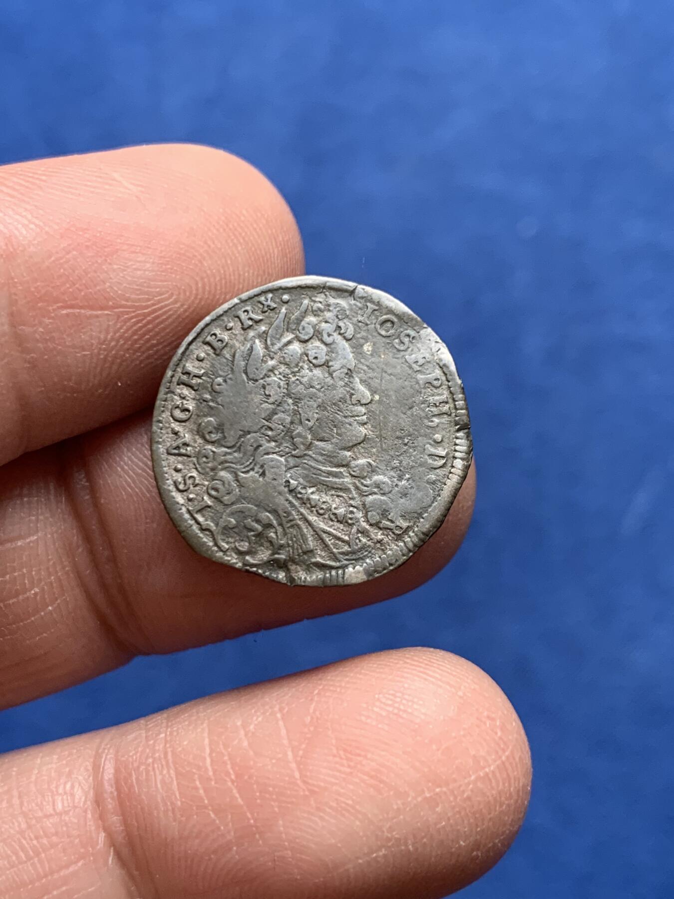 《竞宝斋》第475场 周日，周一 2场连拍 （全场包邮）欢迎送拍 1709年神圣罗马帝国3克鲁泽银币，约瑟夫一世（1705-1711年）时期打制，正面：哈布斯堡王朝约瑟夫一世，译文：约瑟夫，蒙神恩典，罗马人的皇帝，永恒的至尊，德意志、匈牙利和波希米亚国王。背面：戴冠的帝国双头鹰，胸前为奥地利和勃艮第盾徽。鹰冠分隔上方的年份。重约：1.45克；少见品种！