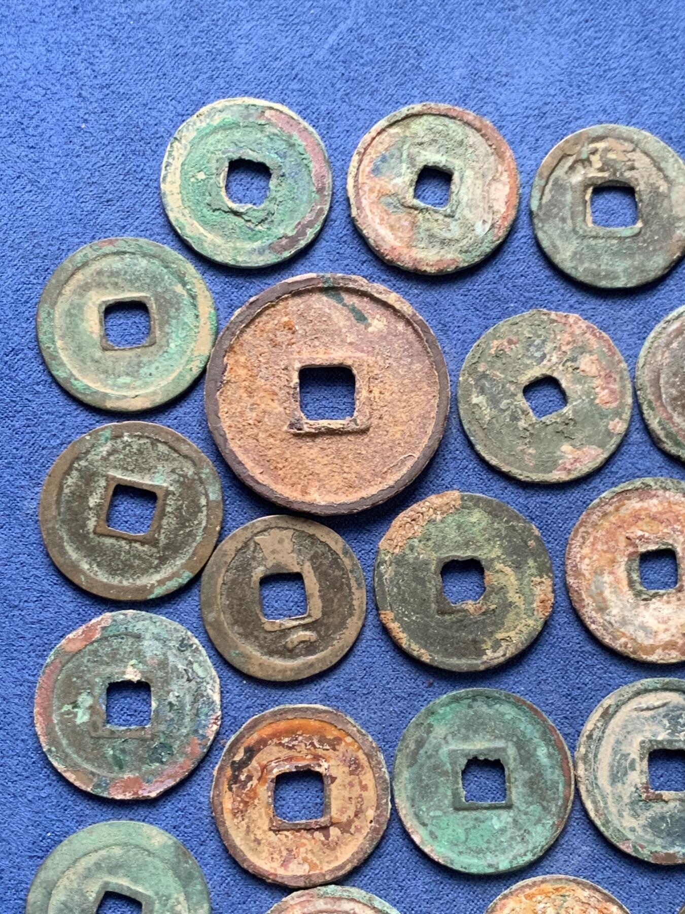 《竞宝斋》第475场 周日，周一 2场连拍 （全场包邮）欢迎送拍 32枚一组 古钱币 唐宋清等 细节见图