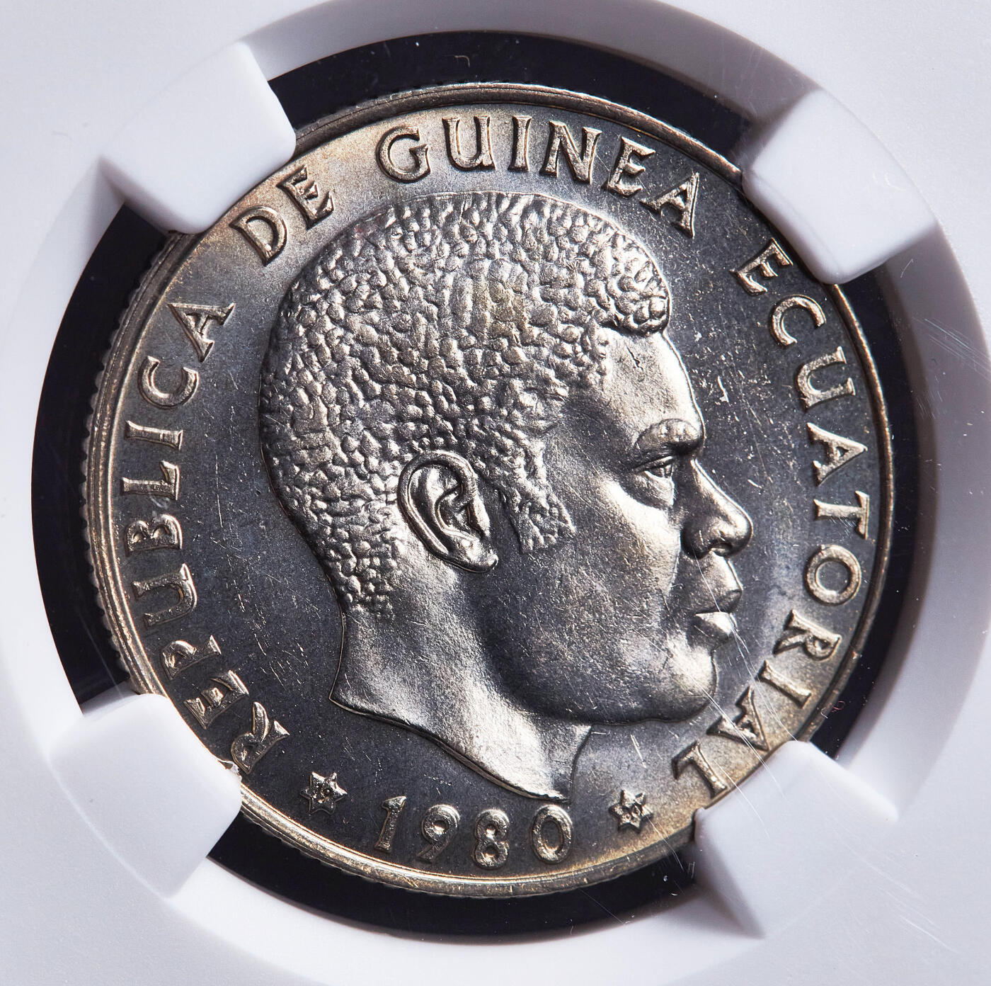 【俄甄集藏】2026年(050)04-01星期三 晚 19:30 全场包邮 赤道几内亚1980年政变首脑特奥多罗·奥比昂·恩圭马·姆巴索戈头像版1-50依库雷硬币4枚全套，NGC MS63-MS65，大量回炉销毁，好品难寻，全套MS稀有