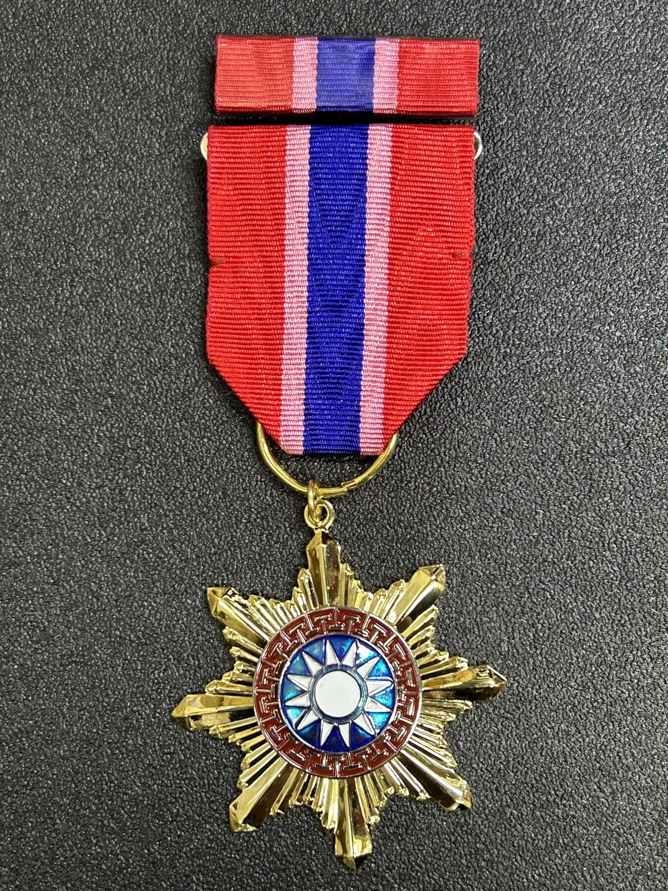 西秦中古拍卖第八十二期  民国宪兵服役20年奖章 带勋略 退台后