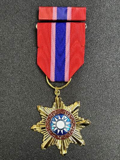 西秦中古拍卖第八十二期  - 民国宪兵服役20年奖章 带勋略 退台后