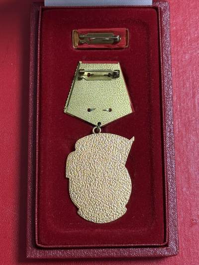 韵星假日军品类拍卖第56期  -- Rimey Holidays Militaria Auction 56 民主德国一级劳动红旗勋章 原盒略 库存品相 早期凹槽版本 