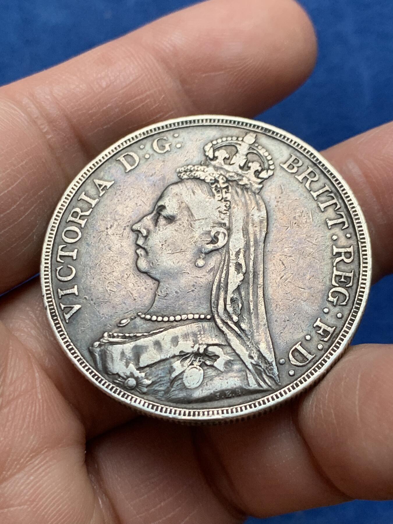 《竞宝斋》第475场 周日，周一 2场连拍 （全场包邮）欢迎送拍 英国1889年高冠马剑1克朗银币，黑包浆，细节还不错