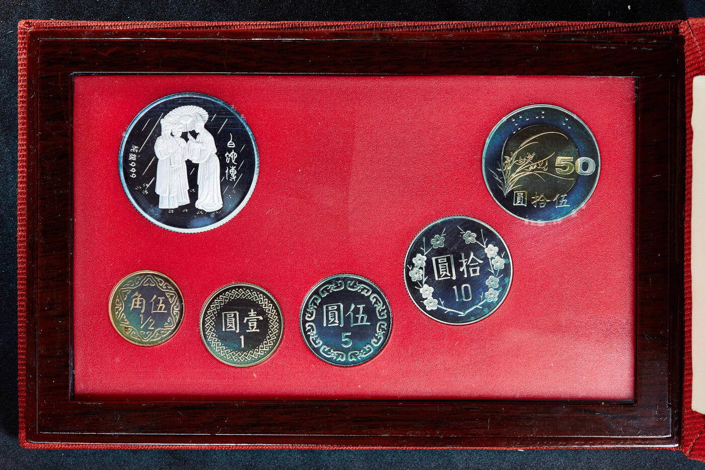 【俄甄集藏】2026年(050)04-01星期三 晚 19:30 全场包邮 中国台湾2001年精制版5角-50元硬币6枚套，原盒证，含一枚1/2盎司辛巳蛇年白蛇传999银章