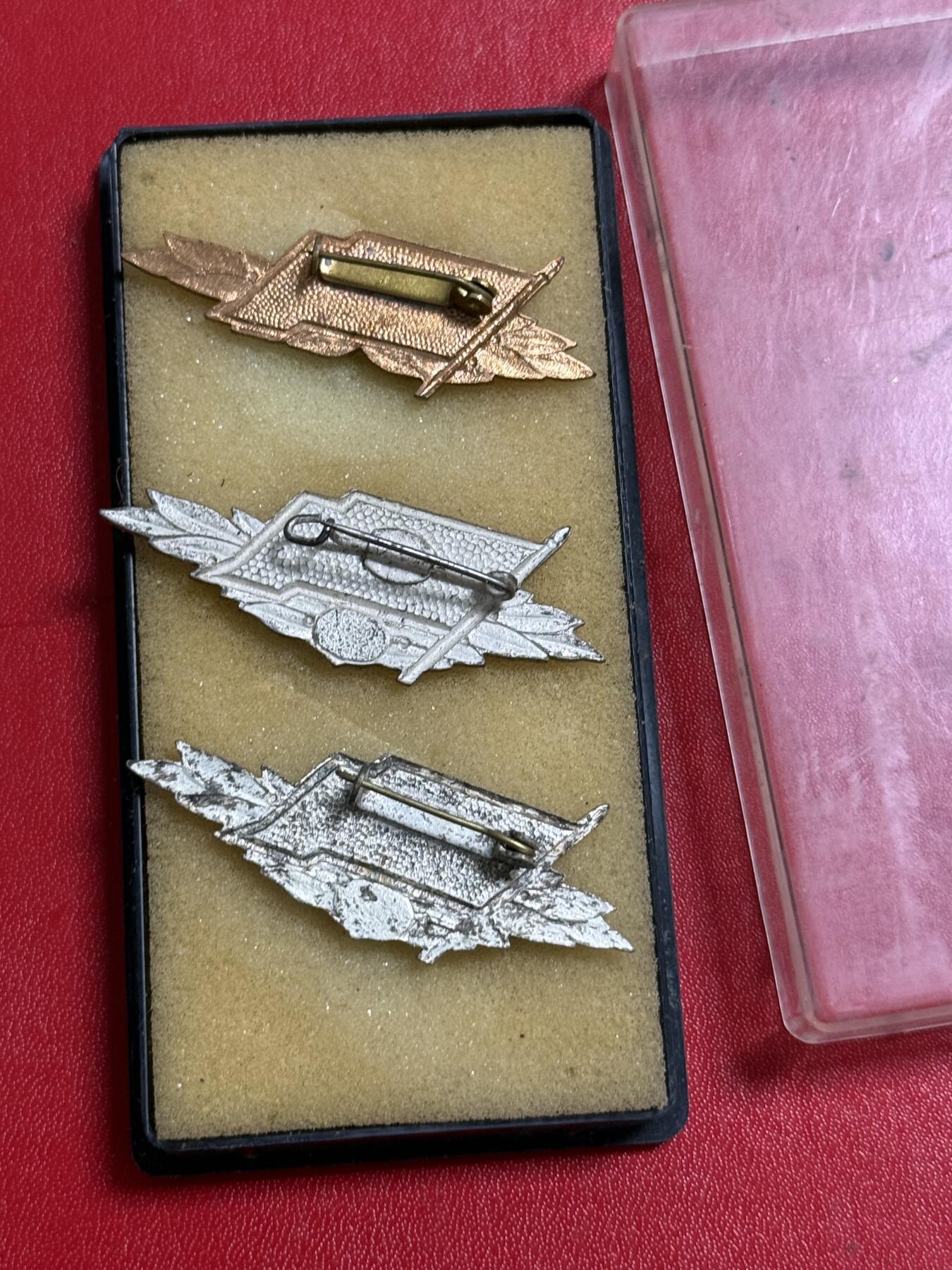 韵星假日军品类拍卖第50期 民主德国银级铜级工战队技能证章一组 两银一铜 其中银级一级一个银级二级一个