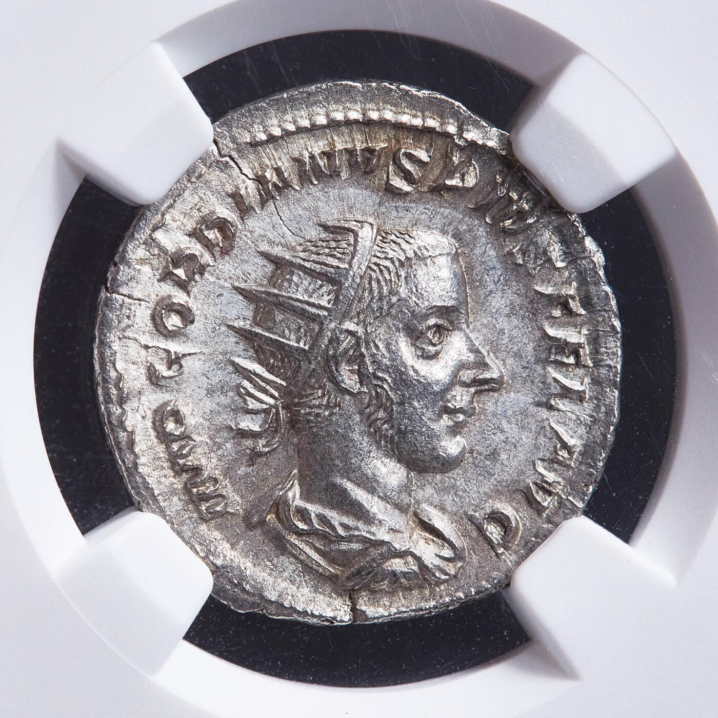 【俄甄集藏】2026年(050)04-01星期三 晚 19:30 全场包邮 古罗马帝国公元243-244年戈尔迪安三世桂冠双第纳尔胜利女神银币，NGC MS(Str 5/5, Sur 4/5)，正面皇帝戈尔迪安三世戴桂冠头像，币文：最高统帅，戈尔迪安，虔敬者，幸运的奥古斯都；背面双翼胜利女神站像，黄油彩包浆，原光品相，暴涨品种