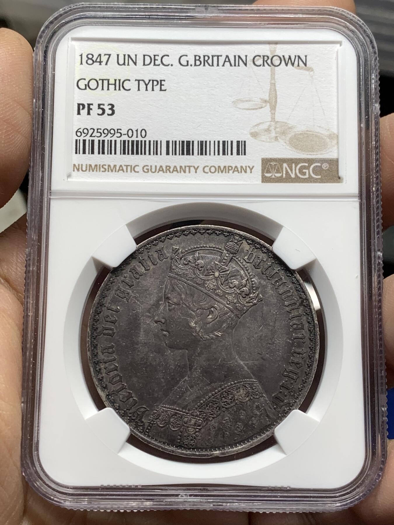 《竞宝斋》第475场 周日，周一 2场连拍 （全场包邮）欢迎送拍 NGC PF53 英国1847年哥特克朗，原味老包浆，NGC严评，外拍节节攀升，上车哥特好机会