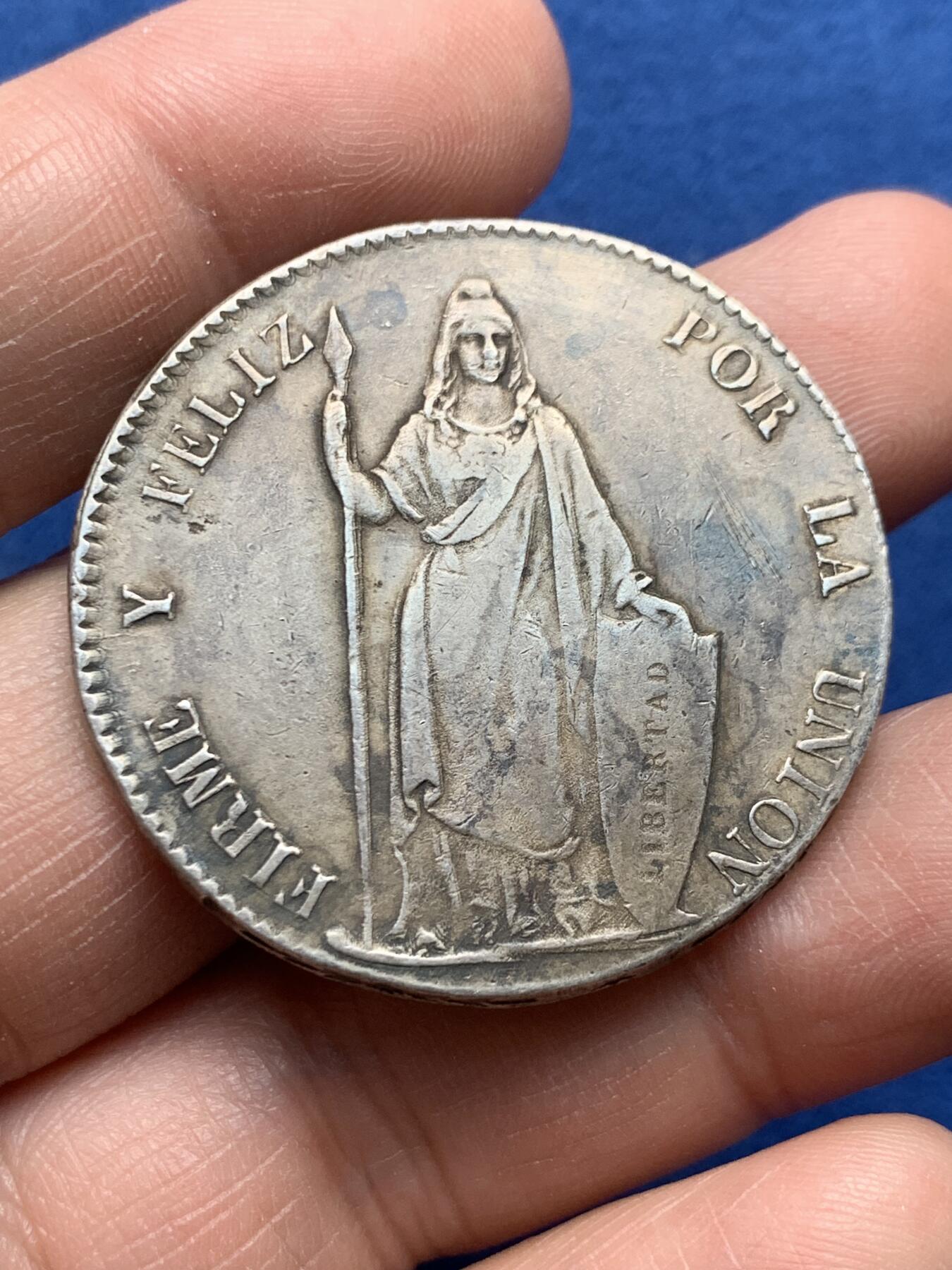 《竞宝斋》第475场 周日，周一 2场连拍 （全场包邮）欢迎送拍 1842年秘鲁联邦8里亚尔银币，正面：头戴自由帽的自由女神持矛、盾立像，背面：国徽。这个版本的自由女神像比183x年的那种要少见，图案雕刻立体感，艺术性更强。NGC评级因改变表面未进盒