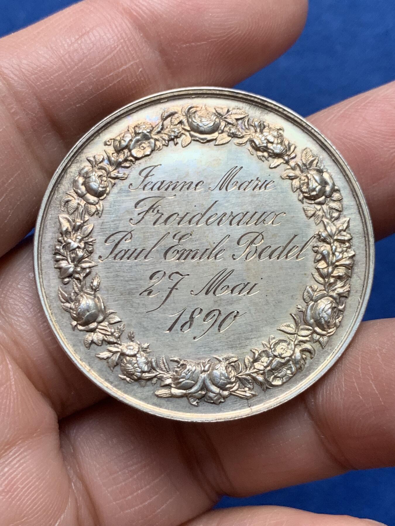 《竞宝斋》第475场 周日，周一 2场连拍 （全场包邮）欢迎送拍 法国结婚纪念银章，25.43g，39.1mm，丰饶角边铭，状态不错，大直径，背面手工刻字