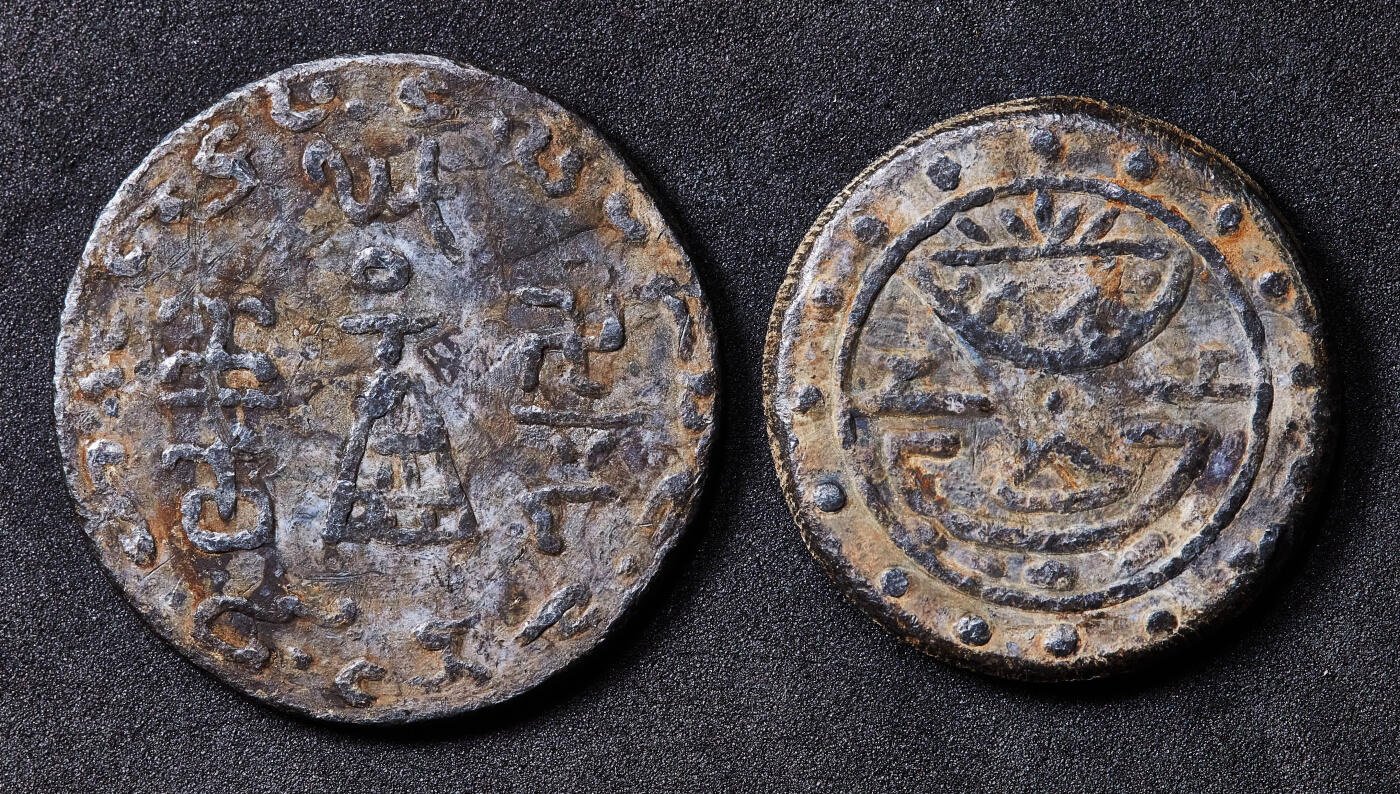 【俄甄集藏】2026年(050)04-01星期三 晚 19:30 全场包邮 东南亚地区16-19世纪湿婆与神鹿、佛塔与神龛寺庙祈福铅锡合金寺庙祈福钱，左：直径：37mm，重量：29.4克；右：直径：31mm，重量：31.3克