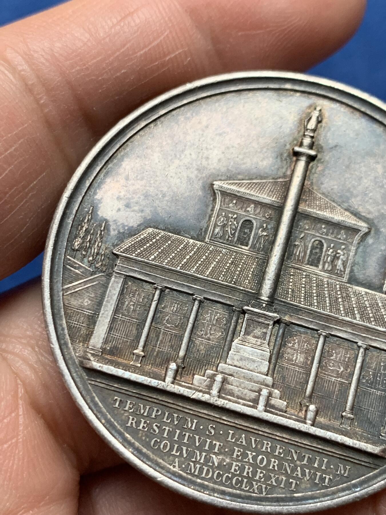 《竞宝斋》第475场 周日，周一 2场连拍 （全场包邮）欢迎送拍 梵蒂冈1865年教皇庇护九世，圣洛伦佐教堂纪念大银章。由梵蒂冈御用雕刻师L.Bianchi设计铸造，深色老包浆，味道好。直径：43.6mm，重：33.7g。