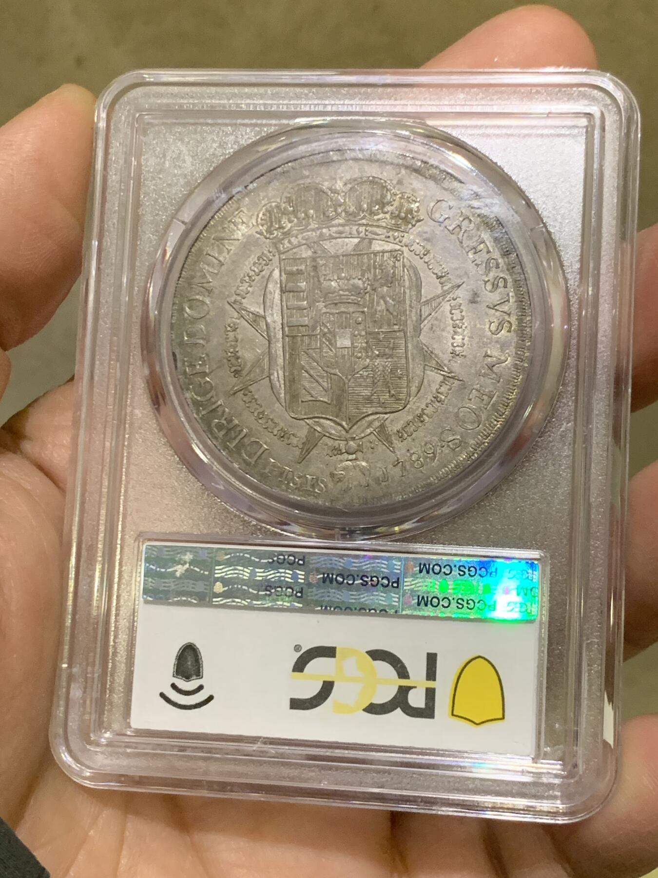 《竞宝斋》第475场 周日，周一 2场连拍 （全场包邮）欢迎送拍 PCGS MS62 意大利托斯卡纳1789年10保利大银币。神圣罗马帝国统治下的托斯卡纳。正面是身着戎装，未来的神罗皇帝利奥波德二世，背面是哈布斯堡-洛林家族的盾徽，值得注意的是前朝统治者美第奇家族的盾徽也包含在了里面。均匀原味黄油包浆，无弱打无矫正，找一枚这么好状态的很难，冠军分，pcgs最高分。所见62中状态最好的没有之一。HA前些年同分拍了两万。