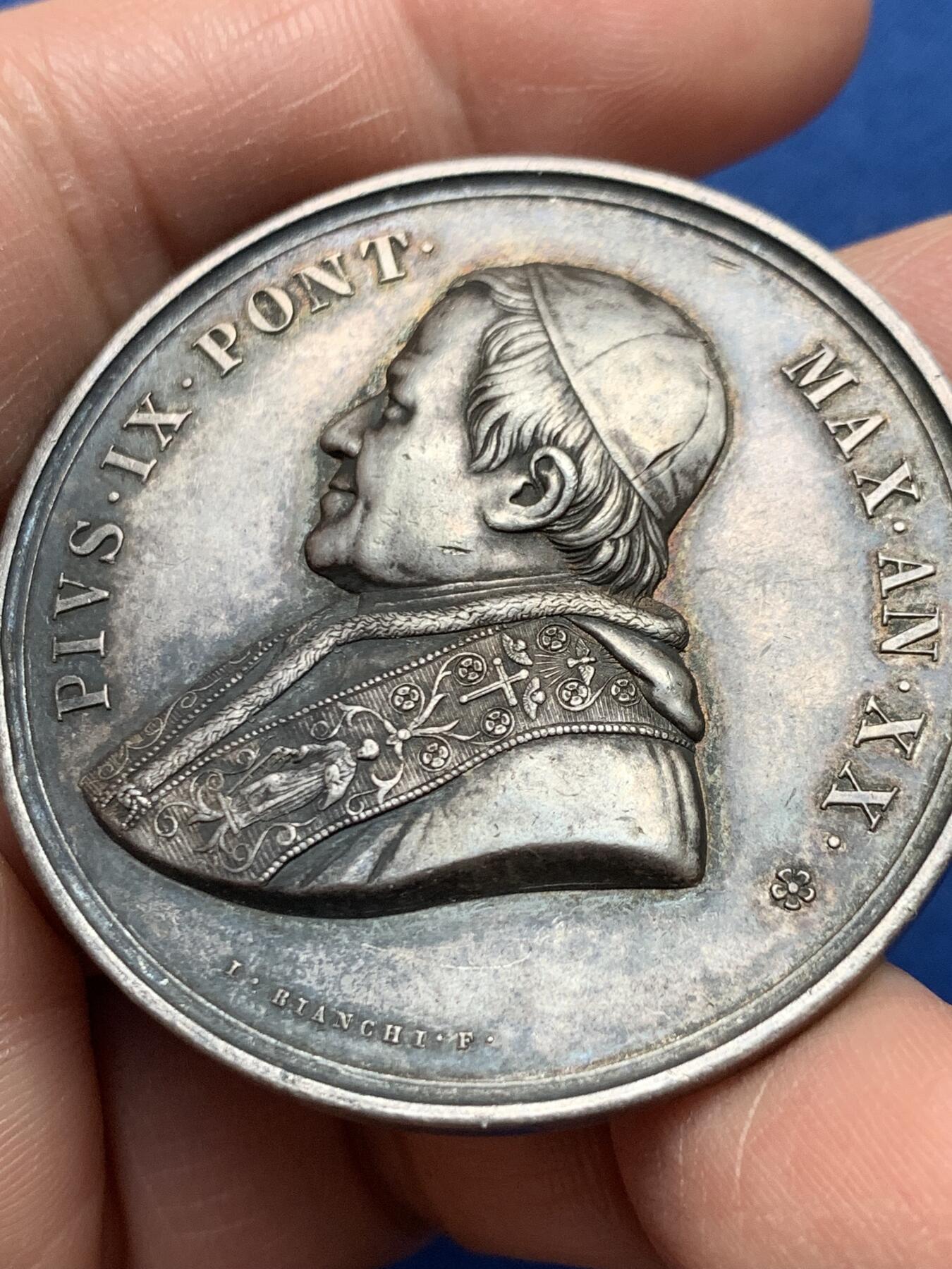 《竞宝斋》第475场 周日，周一 2场连拍 （全场包邮）欢迎送拍 梵蒂冈1865年教皇庇护九世，圣洛伦佐教堂纪念大银章。由梵蒂冈御用雕刻师L.Bianchi设计铸造，深色老包浆，味道好。直径：43.6mm，重：33.7g。